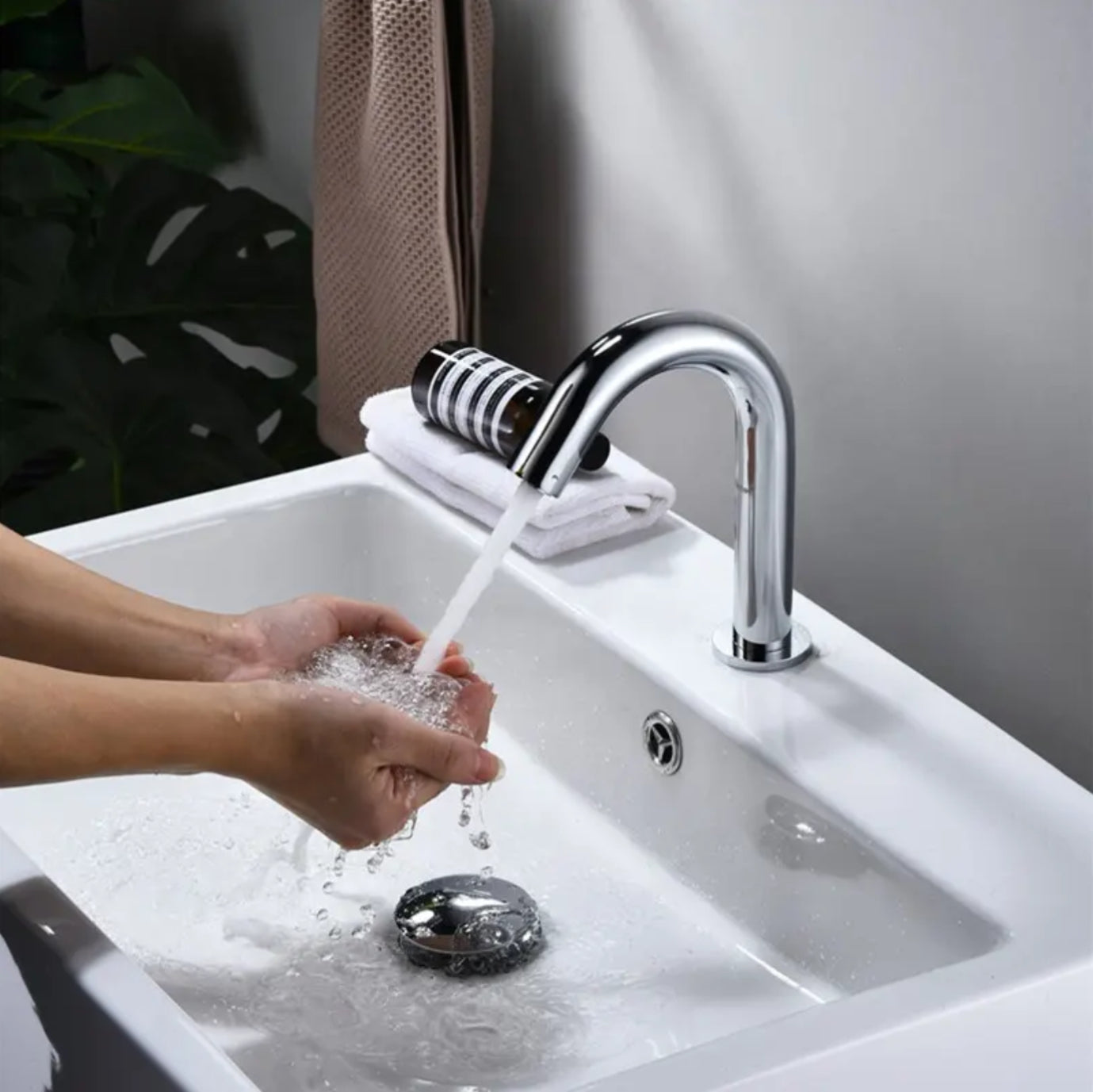 hudor-rymanthe-robinet-lavabo-infrarouge-chrome-col-de-cygne image 2