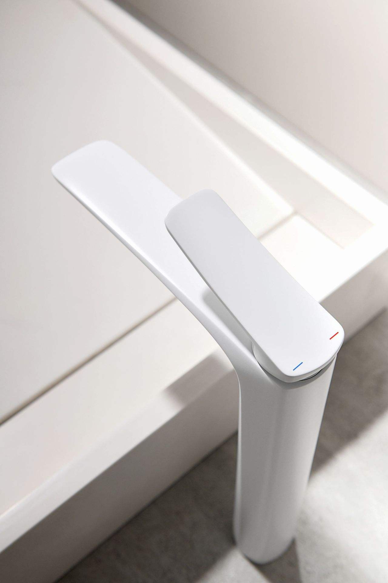 hudor-moderna-robinet-lavabo-sur-lev-blanc-mat-col-de-cygne image 4